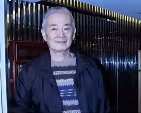 80歲石峰「坐擁6棟房」晚年爽當「包租公」出道50多年零緋聞,最謝陪伴40年枕邊人:她用小技巧,讓我懂分寸