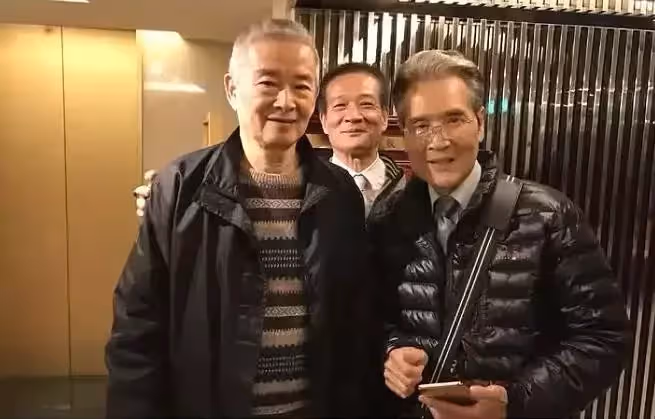 80歲石峰「坐擁6棟房」晚年爽當「包租公」出道50多年零緋聞,最謝陪伴40年枕邊人:她用小技巧,讓我懂分寸