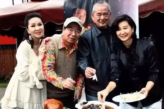 80歲石峰「坐擁6棟房」晚年爽當「包租公」出道50多年零緋聞,最謝陪伴40年枕邊人:她用小技巧,讓我懂分寸