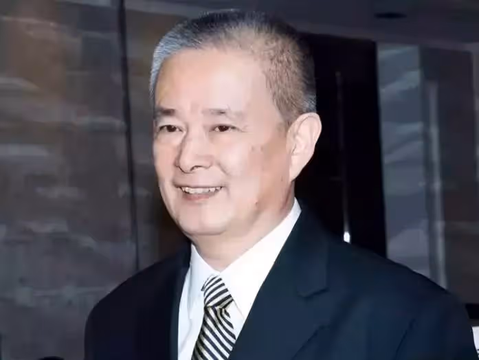 80歲石峰「坐擁6棟房」晚年爽當「包租公」出道50多年零緋聞,最謝陪伴40年枕邊人:她用小技巧,讓我懂分寸