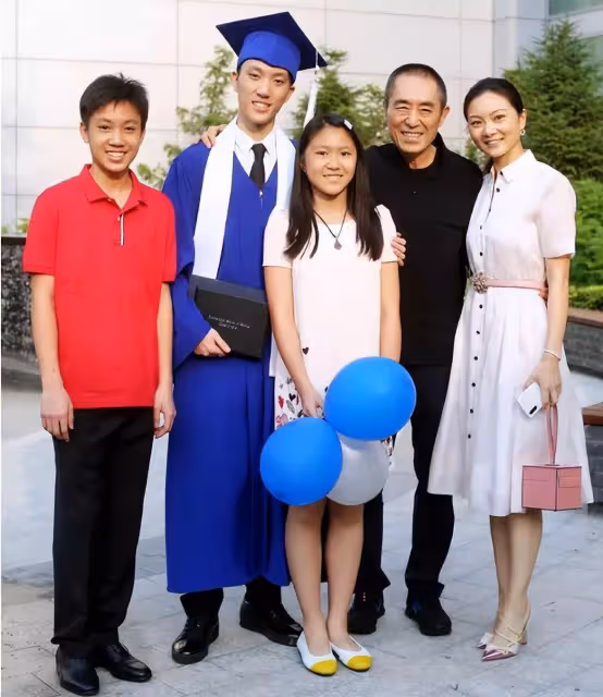 張藝謀18歲兒子是真學霸!被七所大學錄取包括耶魯,哥與姐也是上名校,網友:一家人都是學霸