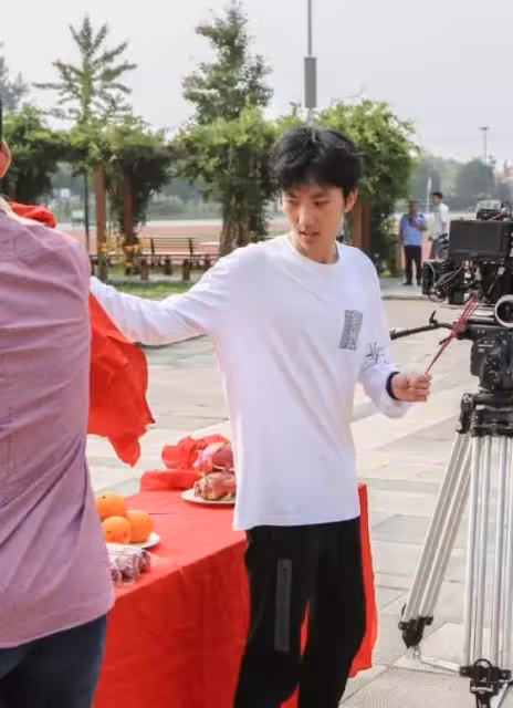 張藝謀18歲兒子是真學霸!被七所大學錄取包括耶魯,哥與姐也是上名校,網友:一家人都是學霸