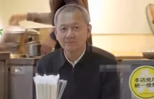 港媒報關之琳65歲富豪前任有情況!女方年輕靚麗提130萬包,已有一歲女寶