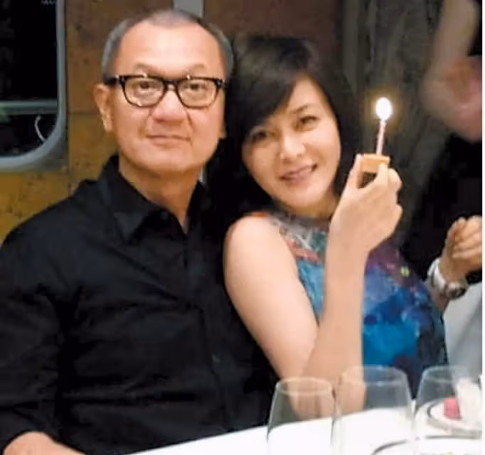 港媒報關之琳65歲富豪前任有情況!女方年輕靚麗提130萬包,已有一歲女寶