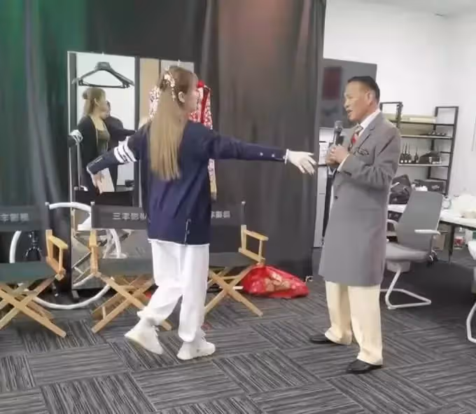 萬梓良再惹爭議!將美女往懷里拽臉還貼脖子,對方躲不開滿臉害怕
