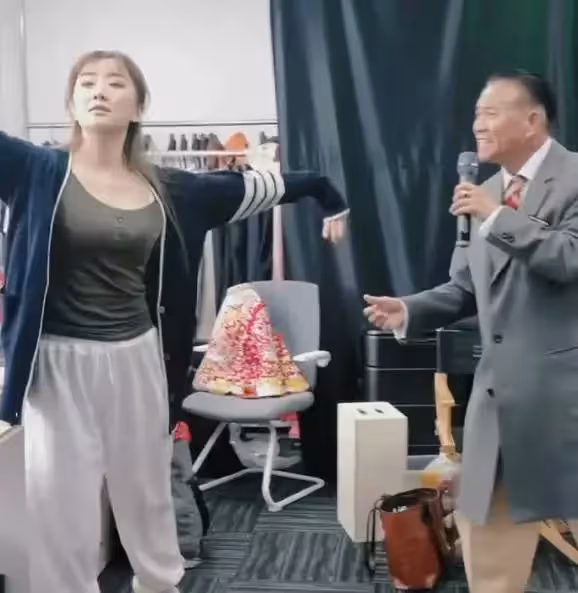 萬梓良再惹爭議!將美女往懷里拽臉還貼脖子,對方躲不開滿臉害怕