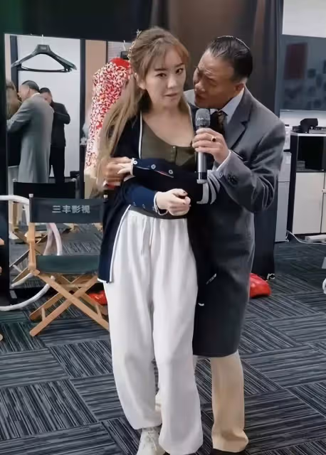 萬梓良再惹爭議!將美女往懷里拽臉還貼脖子,對方躲不開滿臉害怕