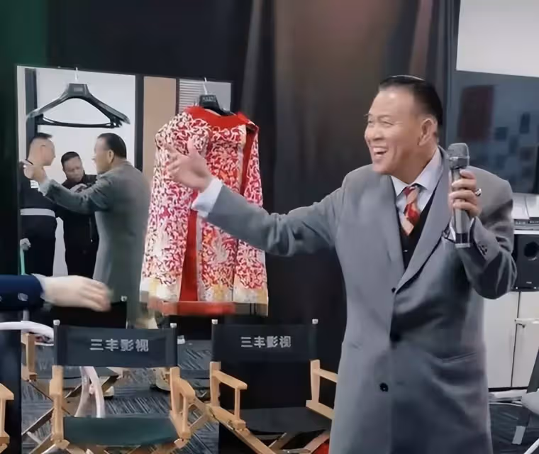 萬梓良再惹爭議!將美女往懷里拽臉還貼脖子,對方躲不開滿臉害怕