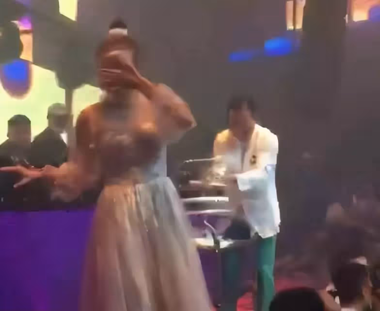 萬梓良再惹爭議!將美女往懷里拽臉還貼脖子,對方躲不開滿臉害怕