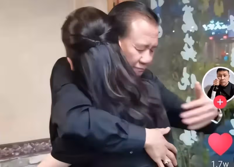 萬梓良再惹爭議!將美女往懷里拽臉還貼脖子,對方躲不開滿臉害怕
