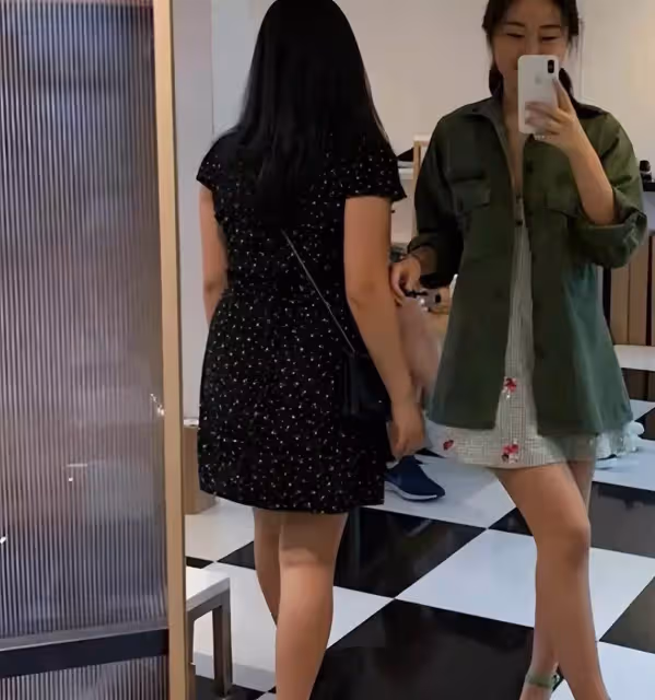 李連杰妻子利智近照曝光,五官和以前沒啥區別,但皮膚太鬆了,網友:歲月不饒人啊
