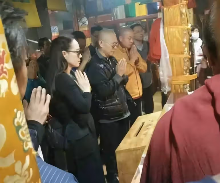 李連杰妻子利智近照曝光,五官和以前沒啥區別,但皮膚太鬆了,網友:歲月不饒人啊