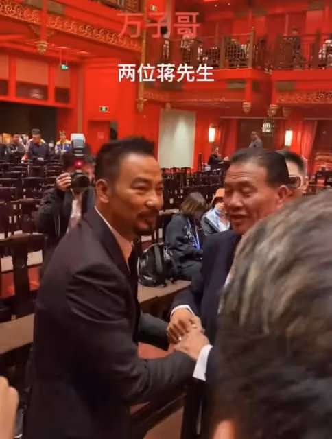 萬梓良任達華罕見同框!兩人熱情擁抱狀態大好,越活越有大佬的風范
