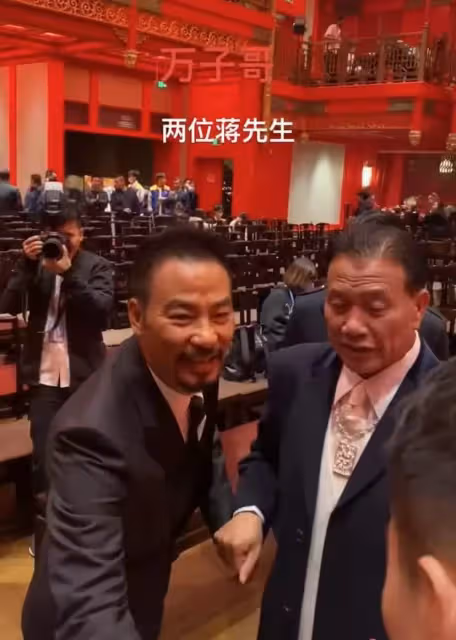 萬梓良任達華罕見同框!兩人熱情擁抱狀態大好,越活越有大佬的風范