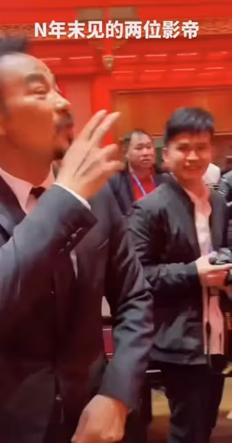 萬梓良任達華罕見同框！兩人熱情擁抱狀態大好，越活越有大佬的風范