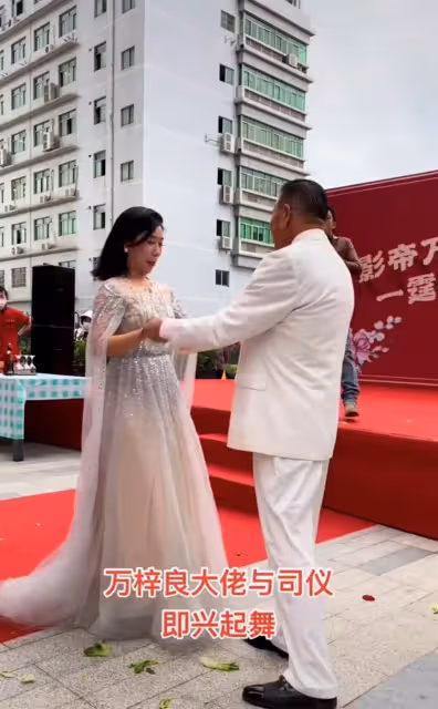 萬梓良任達華罕見同框！兩人熱情擁抱狀態大好，越活越有大佬的風范