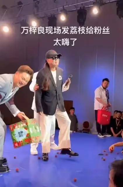 萬梓良任達華罕見同框！兩人熱情擁抱狀態大好，越活越有大佬的風范