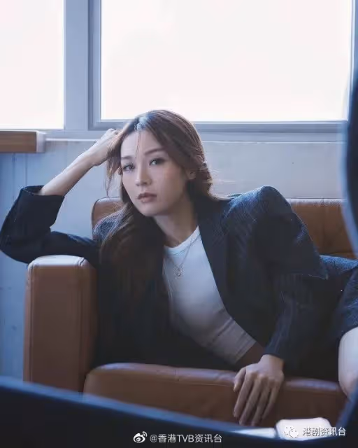 李佳芯出擊小背心曬蠻腰!馮允謙因疫情婚期一拖再拖