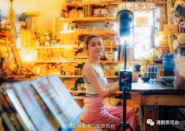 李佳芯出擊小背心曬蠻腰!馮允謙因疫情婚期一拖再拖