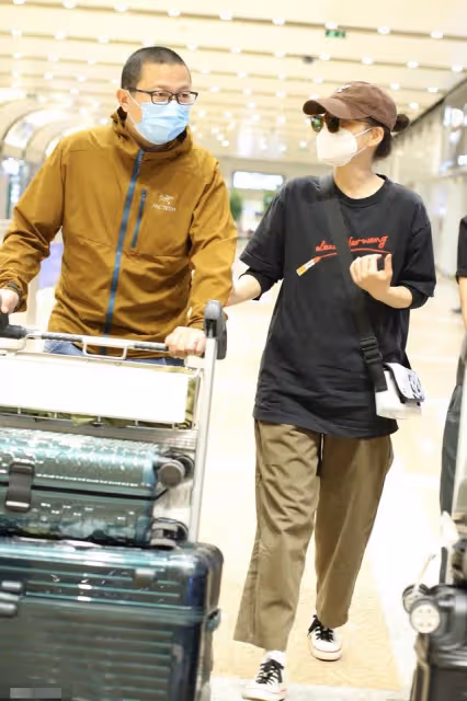 46歲梅婷與老公罕見合體,全程甜蜜挽手,曾劍搶著推行李太體貼