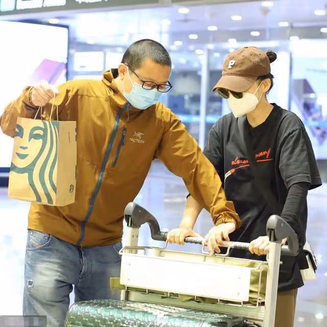 46歲梅婷與老公罕見合體,全程甜蜜挽手,曾劍搶著推行李太體貼