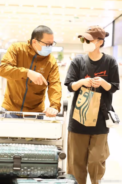 46歲梅婷與老公罕見合體,全程甜蜜挽手,曾劍搶著推行李太體貼