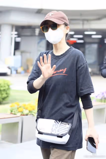 46歲梅婷與老公罕見合體,全程甜蜜挽手,曾劍搶著推行李太體貼