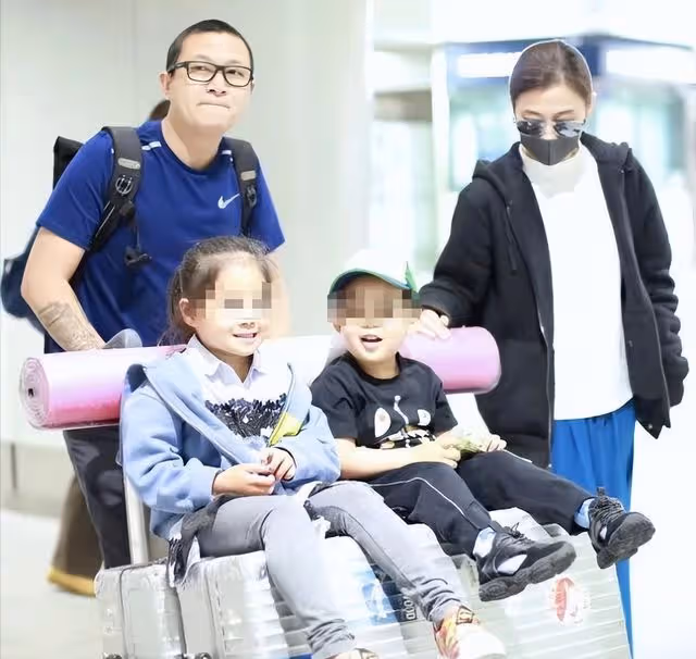 46歲梅婷與老公罕見合體,全程甜蜜挽手,曾劍搶著推行李太體貼