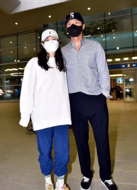 玄彬和孫藝珍蜜月旅行結束，機場擁抱秀恩愛，玄彬細心護妻