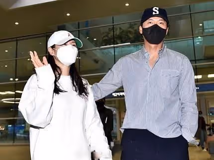 玄彬和孫藝珍蜜月旅行結束，機場擁抱秀恩愛，玄彬細心護妻