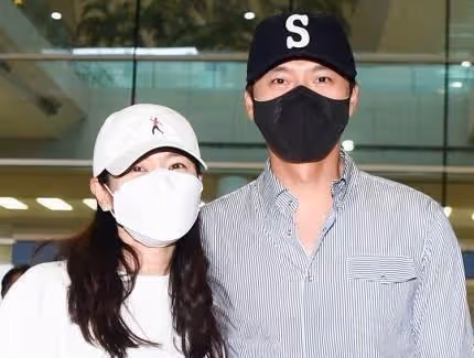 玄彬和孫藝珍蜜月旅行結束，機場擁抱秀恩愛，玄彬細心護妻