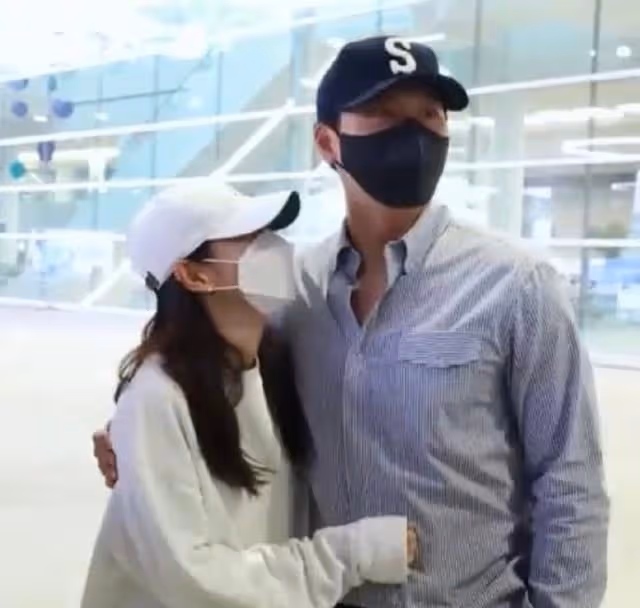 玄彬和孫藝珍蜜月旅行結束,機場擁抱秀恩愛,玄彬細心護妻