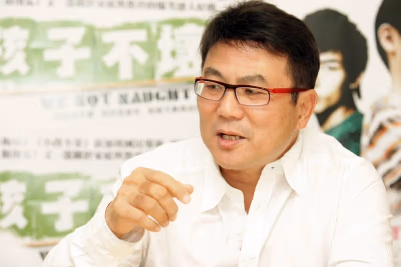 眼皮下垂影響視線　梁志強入院動手術