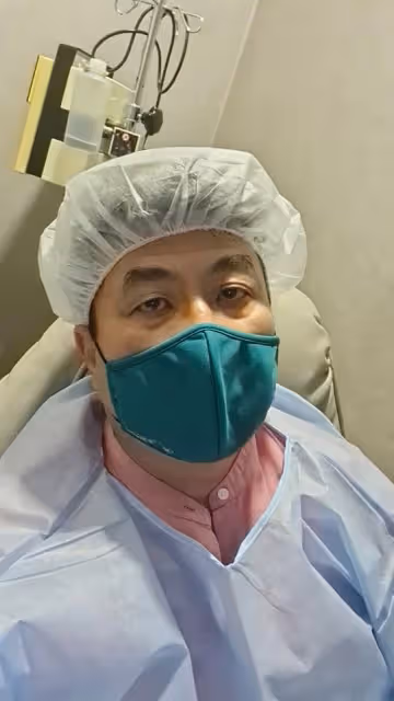 眼皮下垂影響視線　梁志強入院動手術