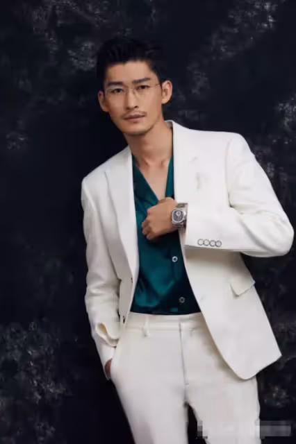 有種另類叫張翰穿西裝,別人都是黑西裝配白襯衫,他非要與眾不同