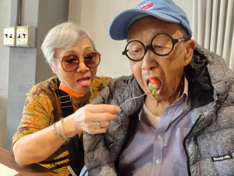 換我報恩了!87歲脫線「誤信偏方當水灌」住院45天傳病危 楊繡惠「夜夜守床陪伴」哀求媽祖:沒他就沒有我