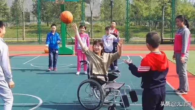 3歲被父母拋棄... 「無腿正妹」靠雙手闖出一片天！甜美笑容暖爆全網：妳努力的樣子真美