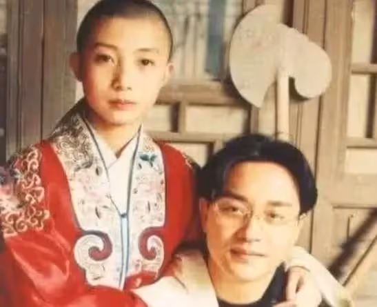 1992年霸王別姬殺青宴上,張國榮:你再打她,我讓香港兄弟收拾你!
