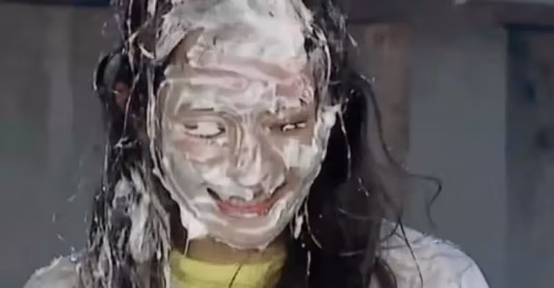 節目上全臉被抹蛋糕！楊冪無奈洗臉卸妝，純素顏曝光...觀眾看呆：這是35歲的臉？
