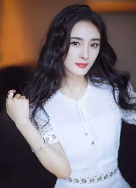 節目上全臉被抹蛋糕!楊冪無奈洗臉卸妝,純素顏曝光...觀眾看呆:這是35歲的臉?