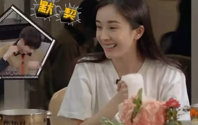 節目上全臉被抹蛋糕!楊冪無奈洗臉卸妝,純素顏曝光...觀眾看呆:這是35歲的臉?
