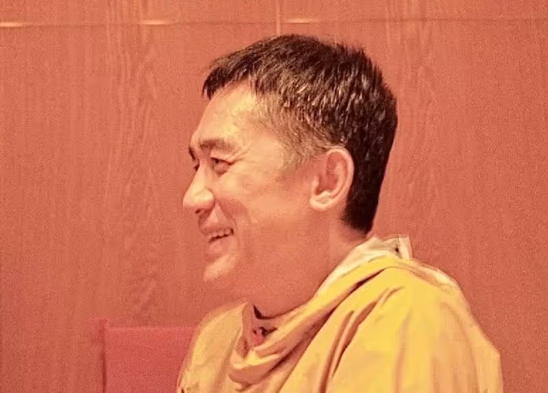60歲梁朝偉近照被曝光!滿臉皺紋清晰可見,兩鬢發白盡顯老態,網友:歲月真的不饒人