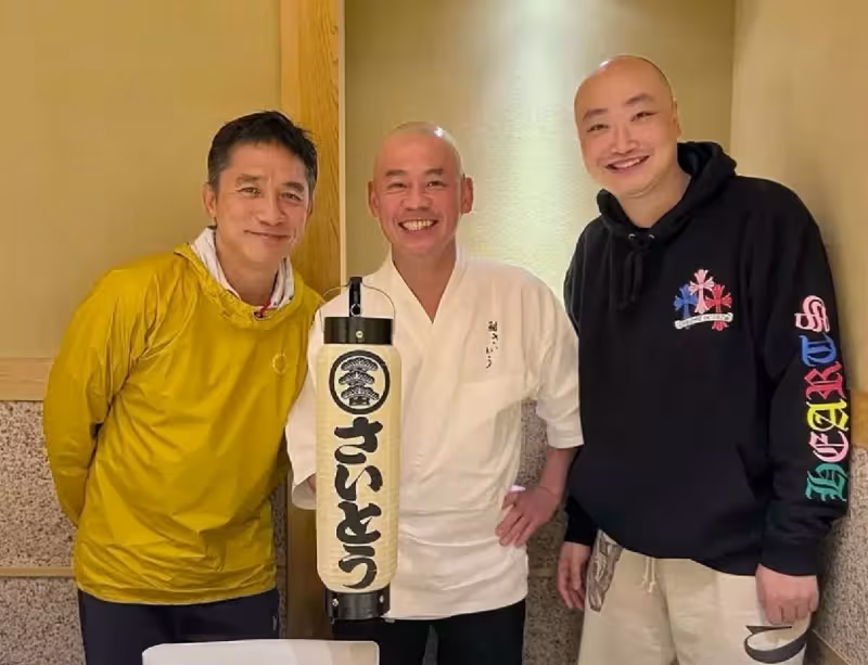 60歲梁朝偉近照被曝光！滿臉皺紋清晰可見，兩鬢發白盡顯老態，網友：歲月真的不饒人