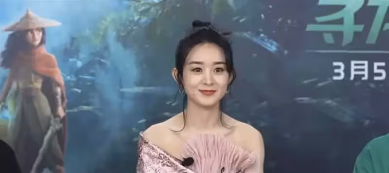 「有一種失望叫女神臉崩」趙麗穎近照顏值走下坡路,直播穿粉裙無少女感,斜方肌體態差發腮嚴重