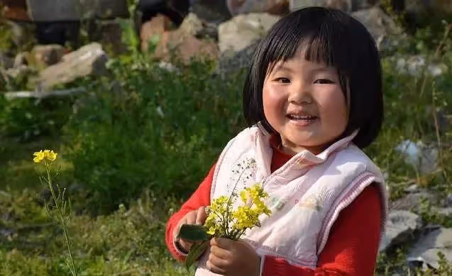 6歲女童剛出生被生父撇下不管，狠心媽還帶走220多萬救命錢消失，無奈認保姆為媽