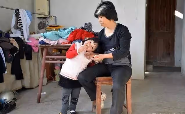 6歲女童剛出生被生父撇下不管，狠心媽還帶走220多萬救命錢消失，無奈認保姆為媽