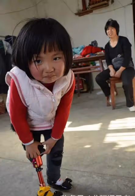 6歲女童剛出生被生父撇下不管，狠心媽還帶走220多萬救命錢消失，無奈認保姆為媽