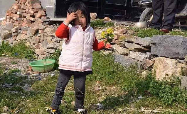 6歲女童剛出生被生父撇下不管，狠心媽還帶走220多萬救命錢消失，無奈認保姆為媽
