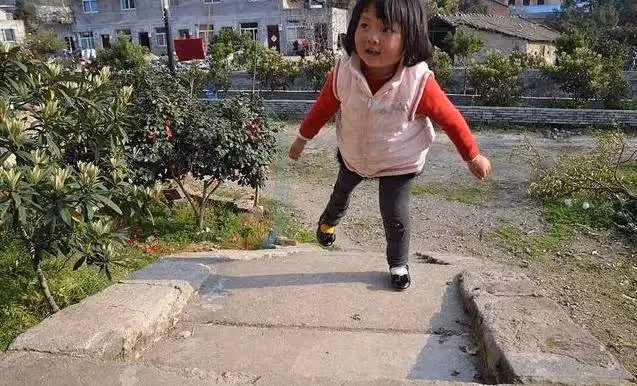 6歲女童剛出生被生父撇下不管，狠心媽還帶走220多萬救命錢消失，無奈認保姆為媽
