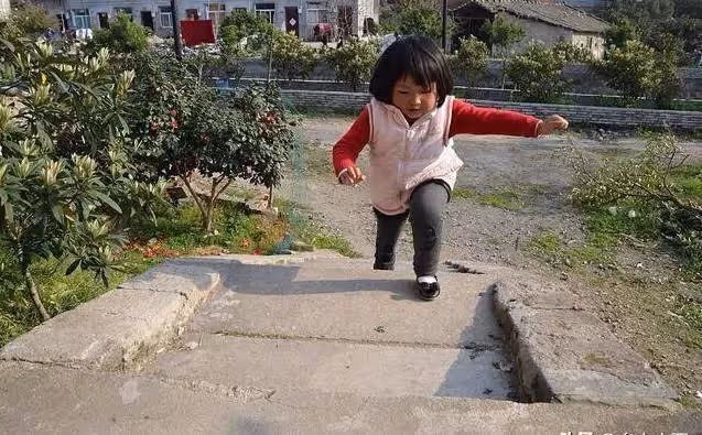6歲女童剛出生被生父撇下不管，狠心媽還帶走220多萬救命錢消失，無奈認保姆為媽